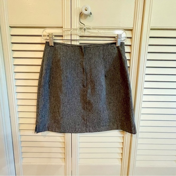LA BELLE, GREY MINI SKIRT. SIZE 5. - Picture 2 of 4